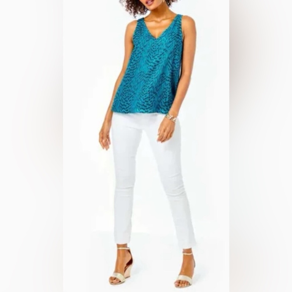 Lilly Pulitzer NWT Size XL Stunning Blue Patterned Sleeveless V-Neck Blouse Top - Picture 5 of 9
